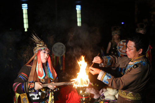 全國網(wǎng)絡(luò)媒體龍江行探訪饒河縣 體驗(yàn)赫哲族祭江祭祀活動(dòng)