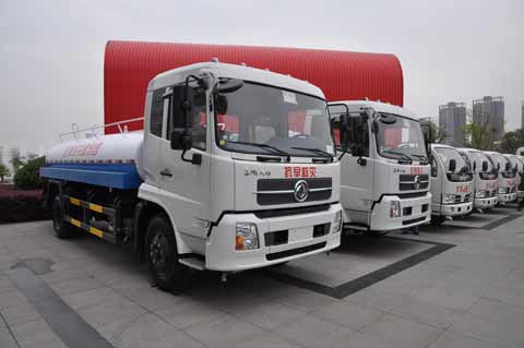 東風(fēng)捐贈西南災(zāi)區(qū)10輛運(yùn)水車