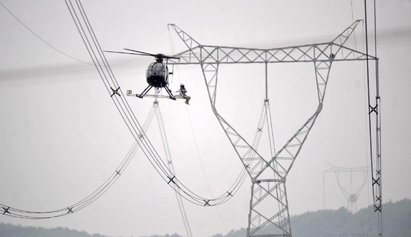 我國首次在超高壓輸電線路成功實施直升機帶電作業(yè)