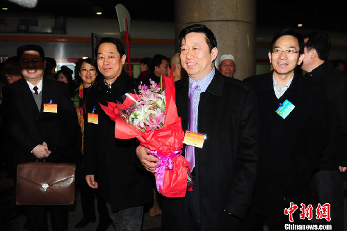 首批京外全國政協委員乘火車抵京