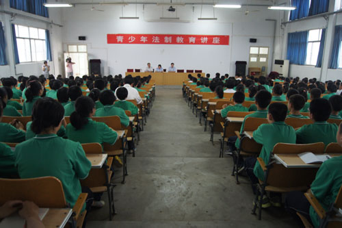 刑庭法官舉辦青少年法制講座及法庭開(kāi)放日活動(dòng)