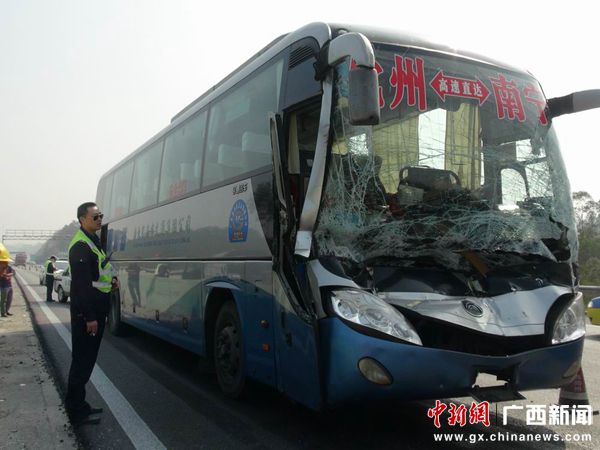 蘭海高速欽州段發(fā)生大客車(chē)追尾掛車(chē)事故