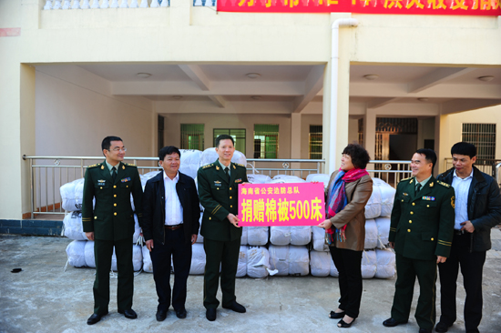 萬(wàn)寧災(zāi)區(qū)寒冬棉被緊缺 海南邊防急調(diào)500床棉被贈(zèng)群眾