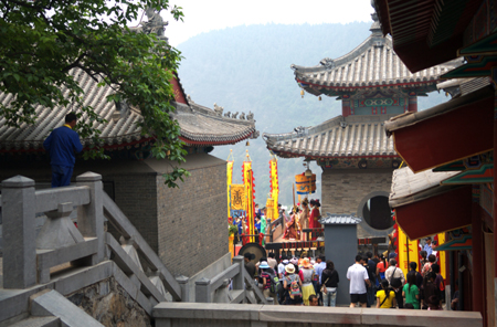 洛陽龍門香山詩會再現武則天“香山賦詩奪錦袍”