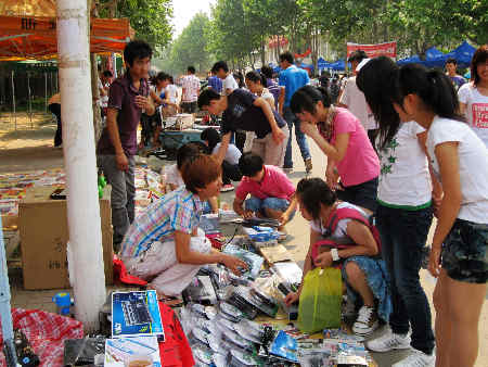 在校學(xué)子爭當(dāng)“企業(yè)家” 淘出人生第一桶金