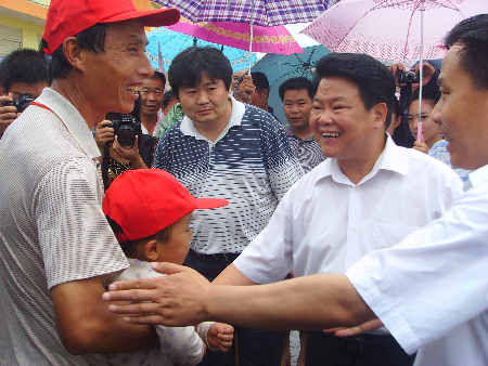 南陽社旗：風雨中迎來今年首批854名移民