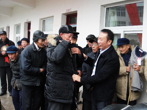 十八大黨代表黃久生回鄉看望孤寡老人