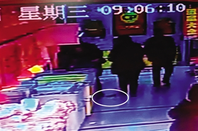 “灰貂女”順走攤主錢(qián)包滿臉笑 還安慰失主“丟不了”