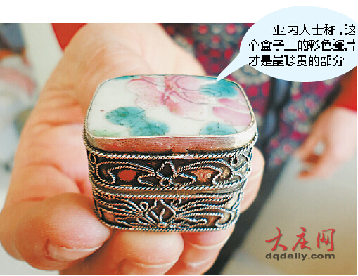 老人花50元買回老式縫紉機(jī) 收拾時(shí)發(fā)現(xiàn)內(nèi)藏百年古董(圖)