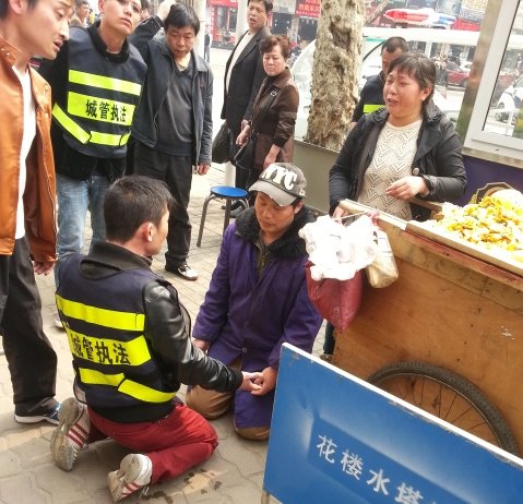 武漢攤販因車輛被扣下跪求情 城管與其“對(duì)跪”