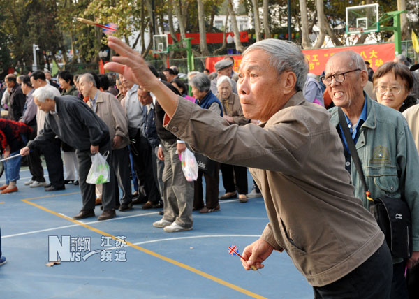 南京：退休老教師開心過(guò)重陽(yáng)