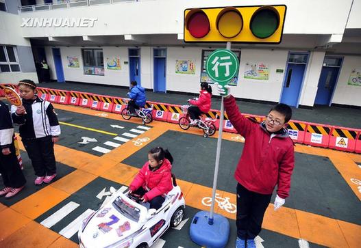濟南小學生校園內體驗交通實踐