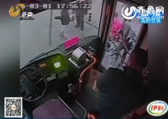 監控：不讓嗑瓜子 青島仨小伙大鬧公交車毆打司機
