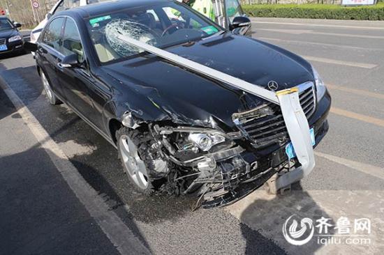 濟南剪刀手奔馳女酒駕檢測結果爆表 將承擔9節護欄費