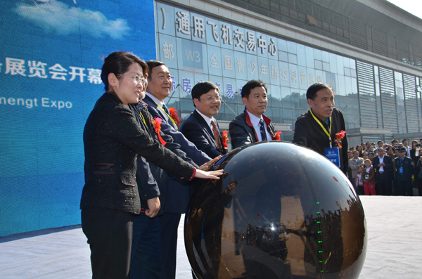 2013全國直升機錦標賽暨中國國際航空運動器材裝備展覽會在山東萊蕪啟幕