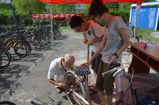 南開大學為家庭經濟困難新生發放愛心自行車