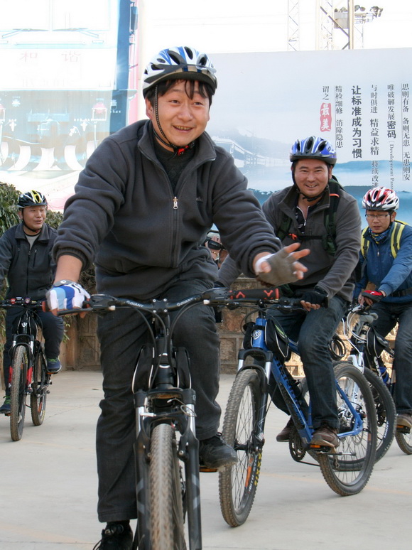 昆明東火車站:綠色騎行 “馬”上出發(圖)