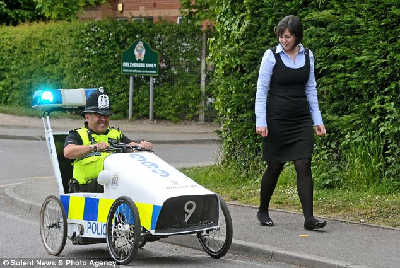 英警察發明“山寨巡邏車”不為抓賊為親民