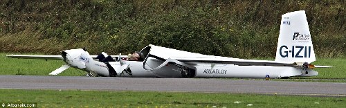 英滑翔機(jī)表演時(shí)垂直撞向跑道 飛行員奇跡逃生