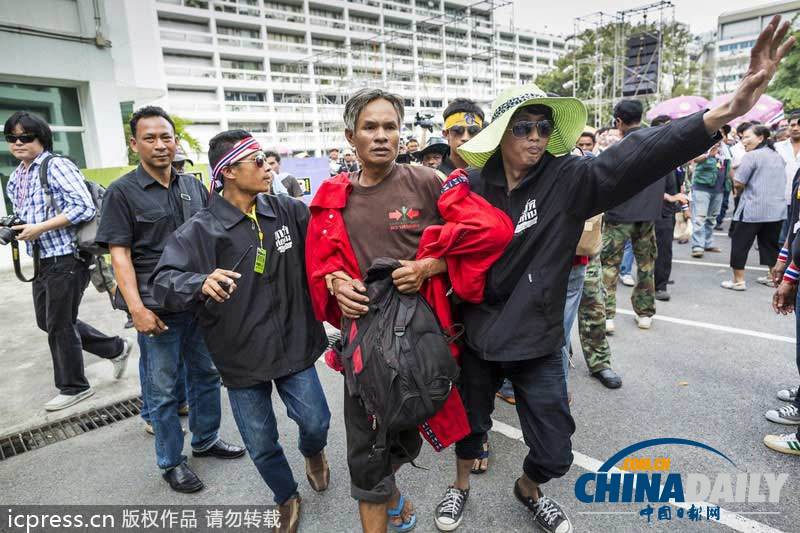 泰國(guó)示威者占領(lǐng)政府要害部門 要求總理英拉下臺(tái)