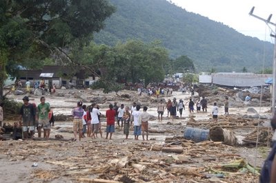 印尼東部強(qiáng)降雨引發(fā)洪災(zāi) 至少86人死亡數(shù)千人無家可歸