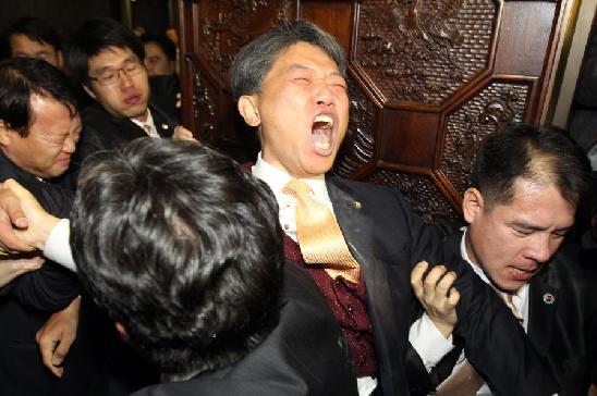 韓國(guó)國(guó)會(huì)通過韓美自貿(mào)協(xié)定 在野黨議員怒擲催淚彈