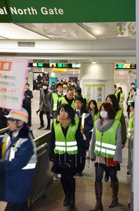 日本橫濱火車站首次舉行海嘯防災演習(圖)
