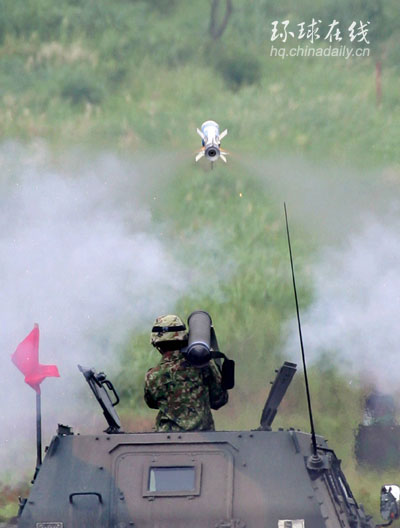 日本自衛隊舉行軍演