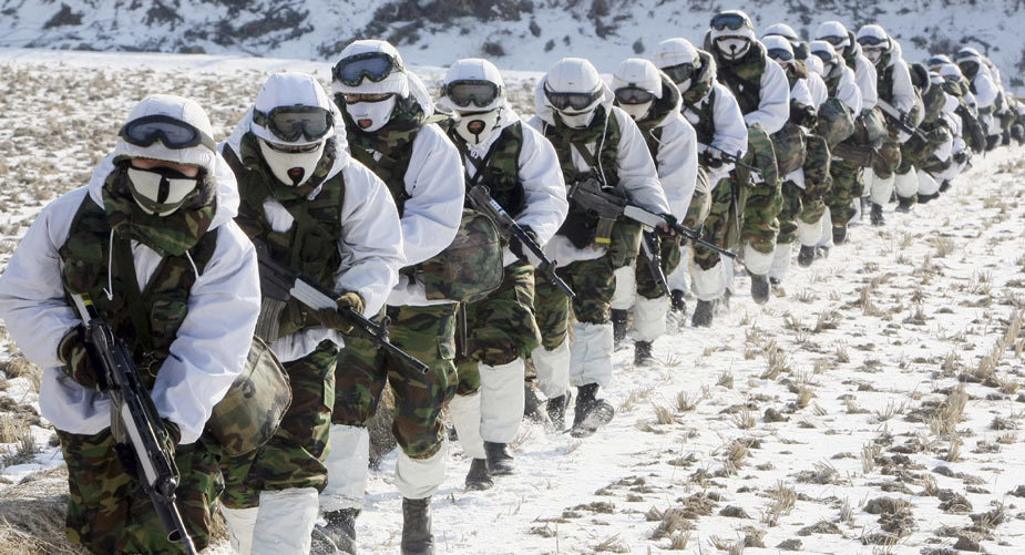 韓國陸軍部隊(duì)嚴(yán)寒中進(jìn)行戰(zhàn)術(shù)演練