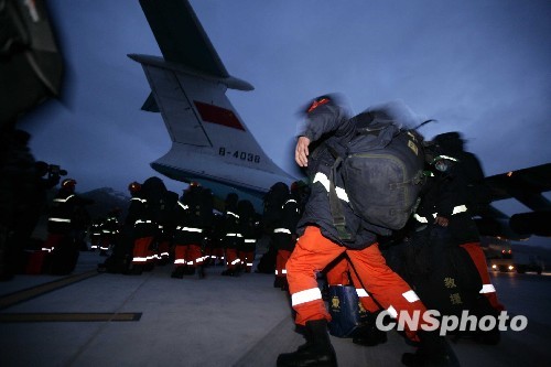 空軍出動大型運輸機運送救援人員和設備[組圖]