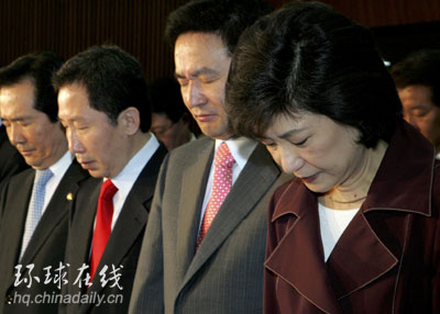 韓國議員悼念槍擊案受害者