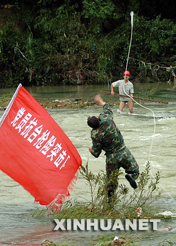 2005年7月20日，福建省柘榮縣電力公司的黨員突擊隊在修復(fù)被洪水沖壞的電線。 新華社發(fā) 