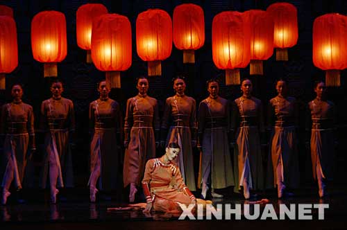 這是2005年10月7日，在美國(guó)首都華盛頓的肯尼迪表演藝術(shù)中心，中國(guó)中央芭蕾舞團(tuán)的演員們?cè)谘莩霭爬傥鑴　洞蠹t燈籠高高掛》。     近年來(lái)，廣大文藝工作者始終堅(jiān)持“二為”方向和“雙百”方針，實(shí)施精品工程，成果顯著。繁榮興旺的文藝創(chuàng)作，層出不窮的精品佳作，極大豐富和滿足了廣大人民群眾的精神需要，有力地推動(dòng)了社會(huì)的和諧與進(jìn)步。     新華社發(fā) 