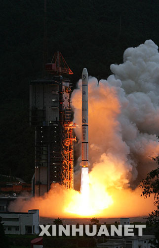 10月24日18時05分,搭載著我國首顆探月衛星嫦娥一號的長征三號甲運載火箭在西昌衛星發射中心三號塔架點火發射。