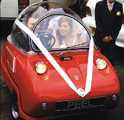 英新人結婚選迷你婚車驚艷全場 大小如碰碰車