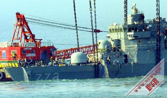 韓國“天安”號艦首被打撈出水