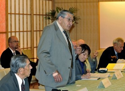 日本外相向二戰(zhàn)時期美軍幸存戰(zhàn)俘及家屬道歉(圖)