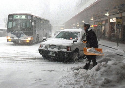 日本北部暴雪致56人喪生 交通中斷積雪深達(dá)4米
