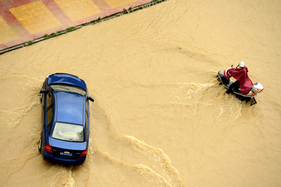 罕見暴雨突襲福建福清三小時 城區被淹成澤國