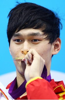 男子400自孫楊破奧運(yùn)紀(jì)錄 勇奪中國(guó)男泳奧運(yùn)首金