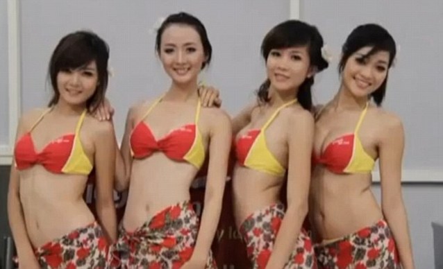 越南航班提供美艷比基尼表演 乘客叫好當局罰款