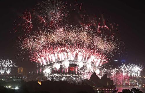 悉尼炫彩焰火、時代廣場倒計時 世界各地喜迎新年