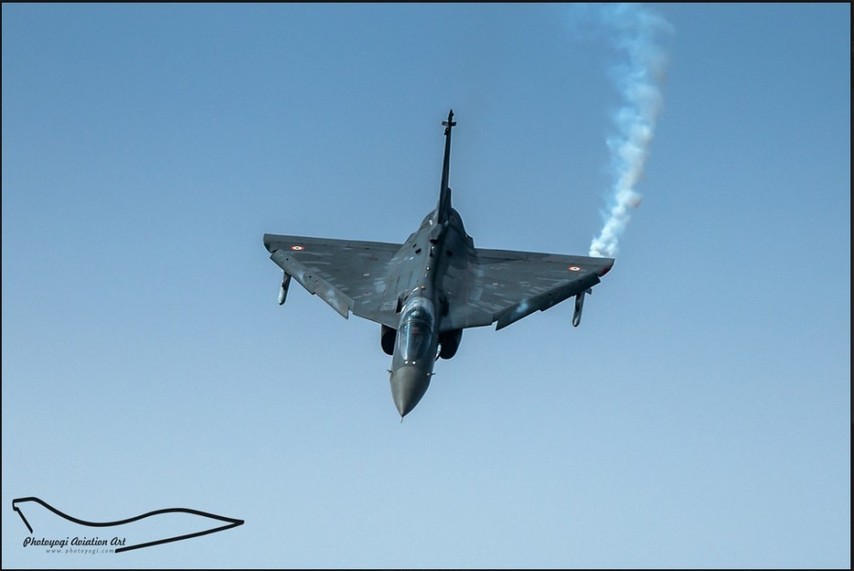 高清:印度國產LCA輕型戰機賣力表演展示機動性能