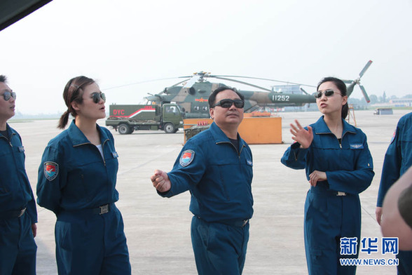 成空抗震姐妹花奮戰(zhàn)一線 曾是殲擊機飛行員