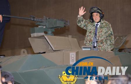 日本首相安倍晉三穿作戰(zhàn)服登戰(zhàn)車 數(shù)十年來(lái)首次