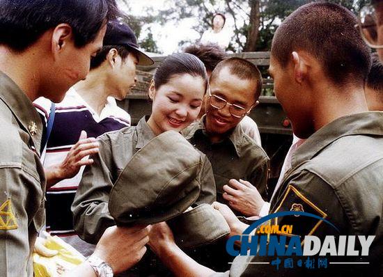 組圖：鄧麗君勞軍罕見照 獻吻阿兵哥