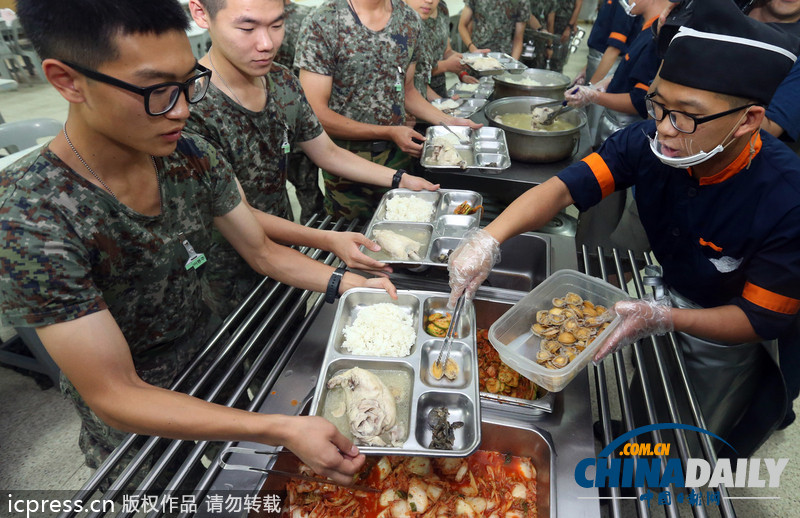 美味大補(bǔ)超幸福！韓國(guó)陸軍訓(xùn)練食譜加入鮑魚(yú)參雞湯