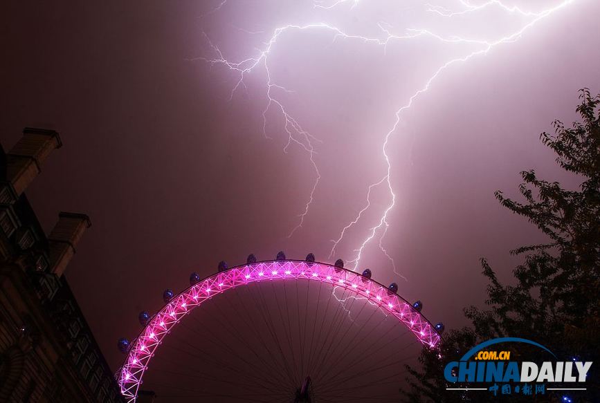 組圖：暴風(fēng)雨終結(jié)英國酷熱天氣 閃電驚心動魄房屋受損