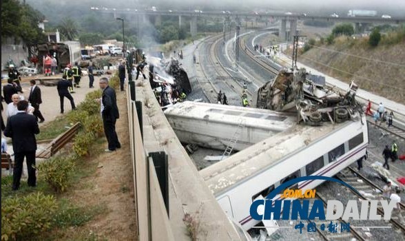 西班牙火車脫軌事故致60人喪生 宗教慶祝活動取消