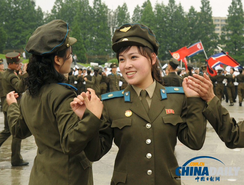 綠色軍營(yíng)柔美風(fēng)景線 盤(pán)點(diǎn)世界各國(guó)女兵誰(shuí)最美（組圖）